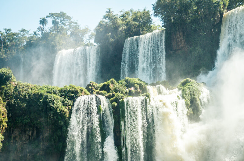 Großer Wasserfall und Nebel Pangaea Life